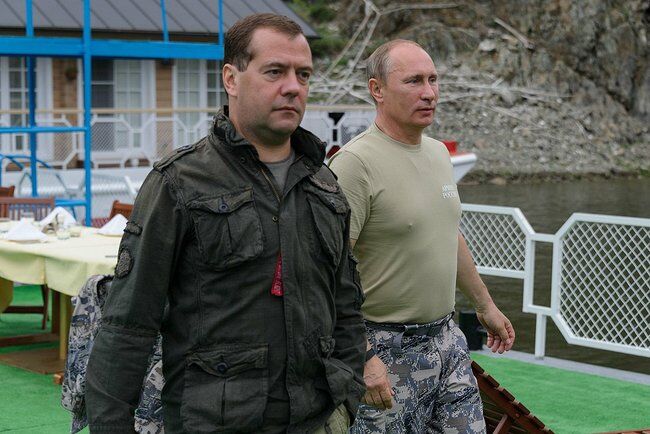 Путин поймал 21-килограммовую щуку, а Медведев сфотографировал