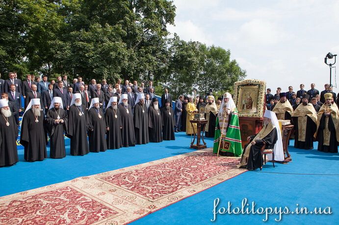 Хрещення Русі: в Києві пройшов молебень за участю 4 президентів