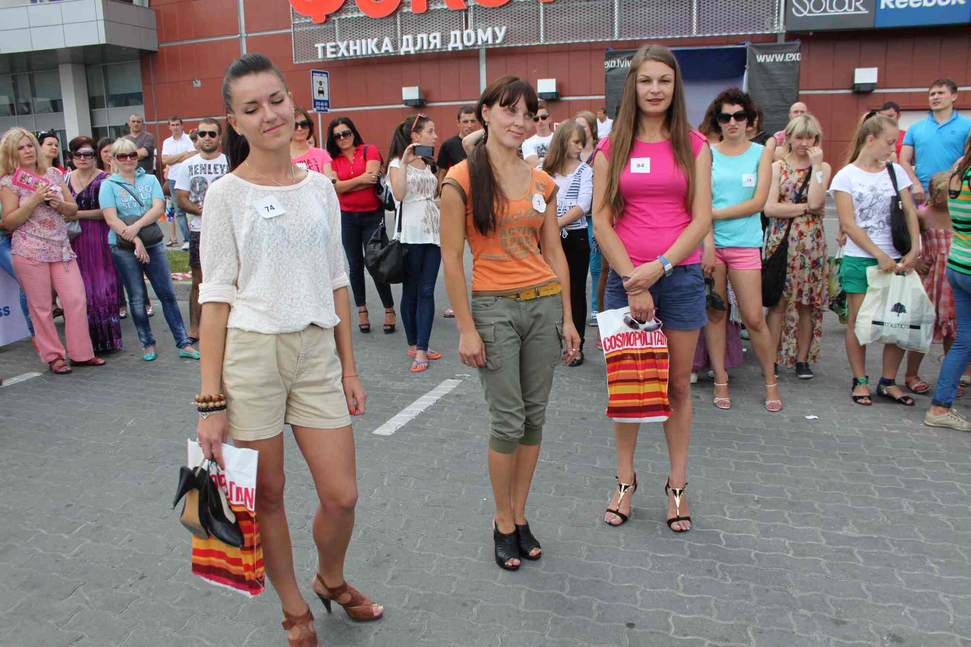 У Львові відбувся забіг на каблуках: окрім дівчат, бігали і мужики