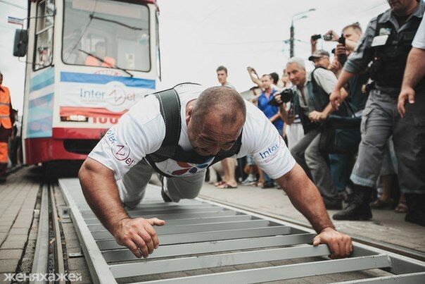 В Челябинске установлен мировой рекорд: силач протянул семь трамваев семь метров