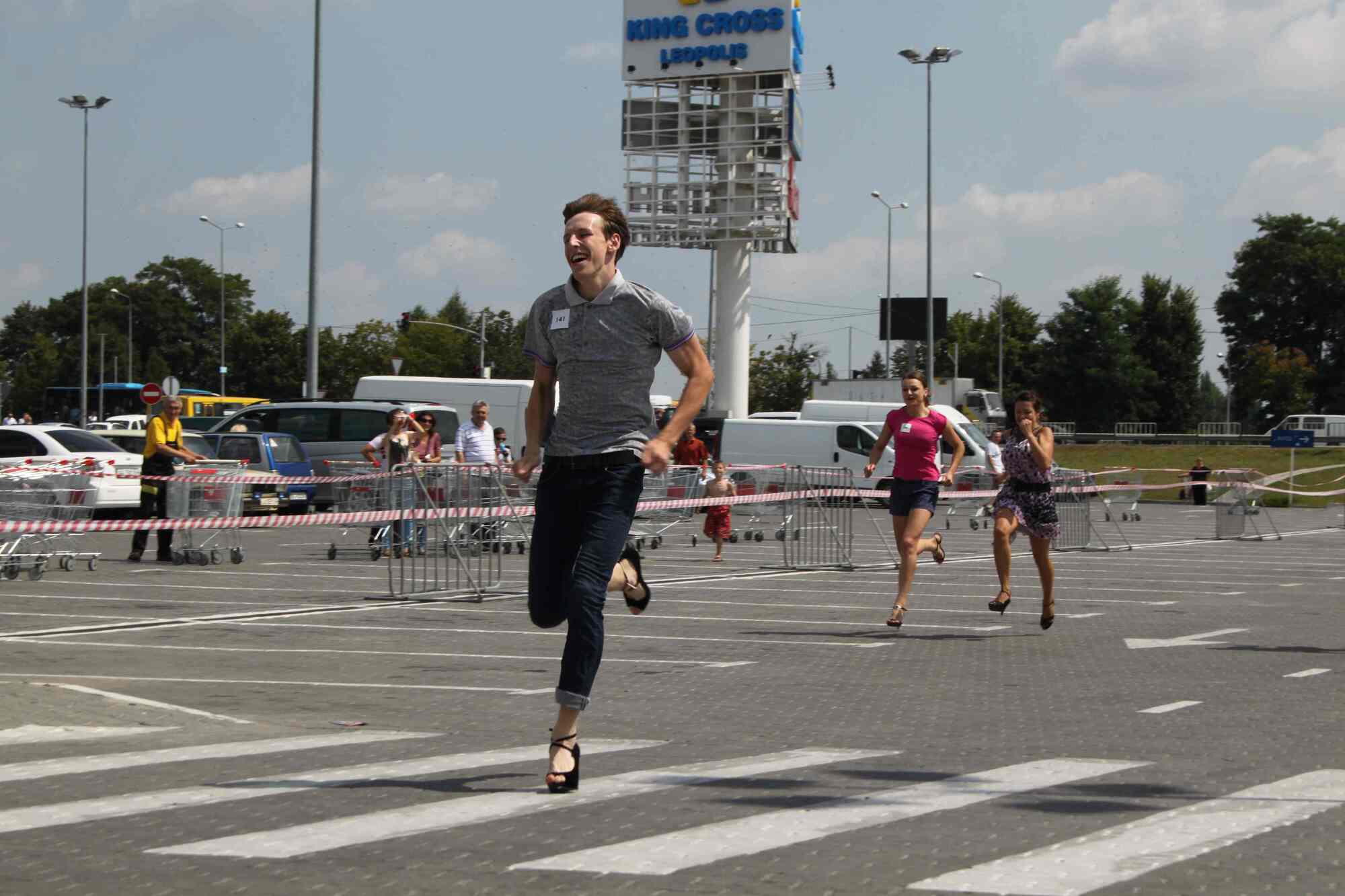 Во Львове состоялся забег на каблуках: кроме девушек, бегали и мужики