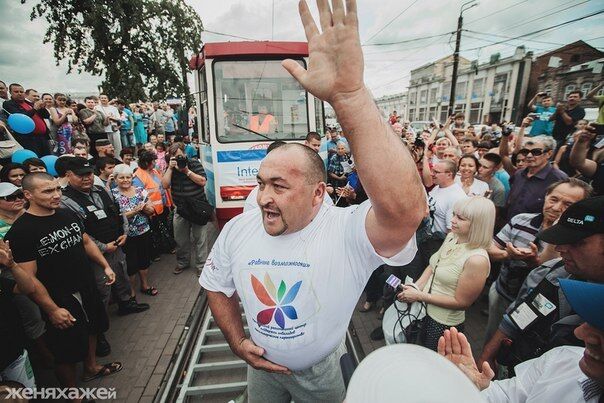 В Челябинске установлен мировой рекорд: силач протянул семь трамваев семь метров
