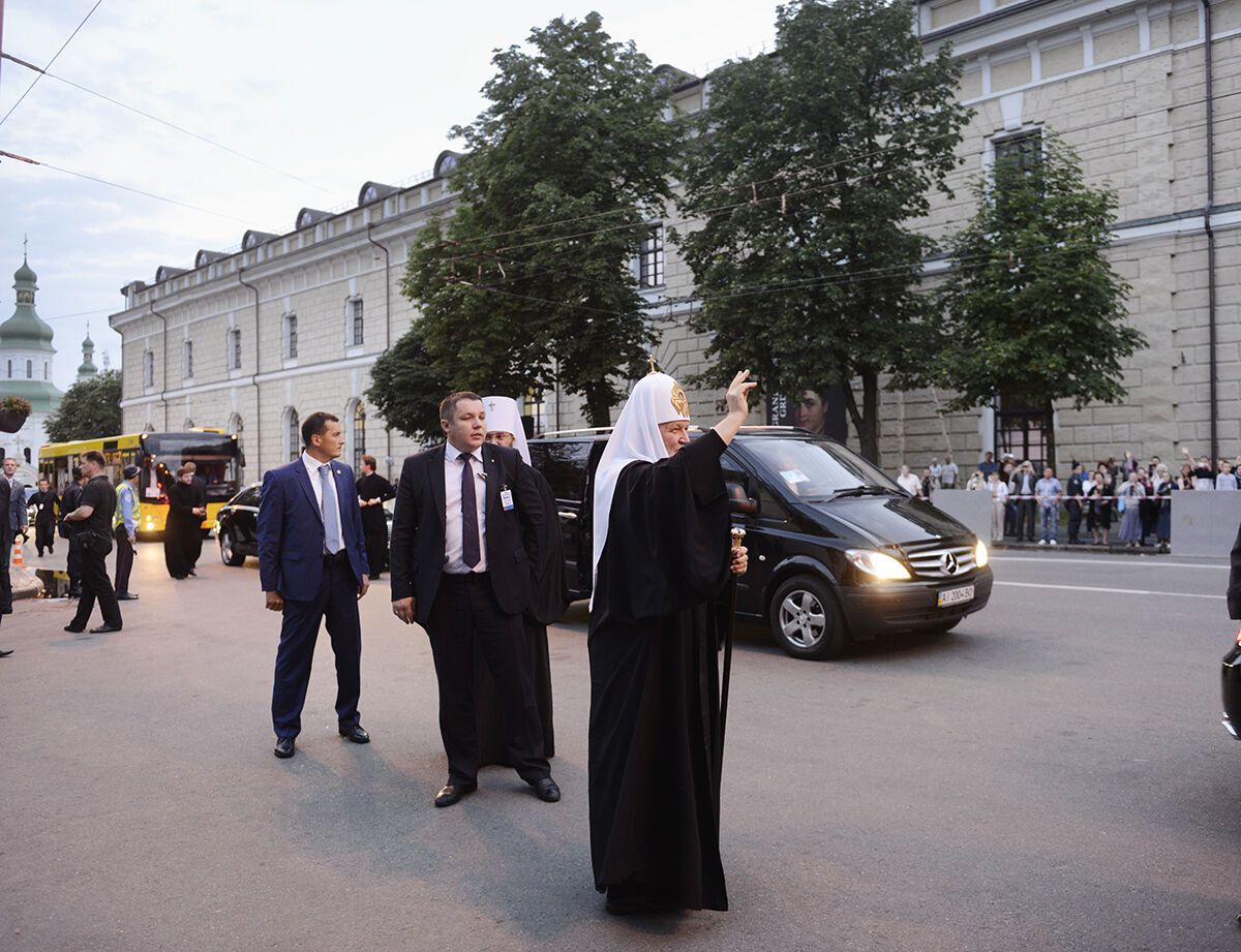 Молебен на Владимирской горке задержался из-за опоздания Путина
