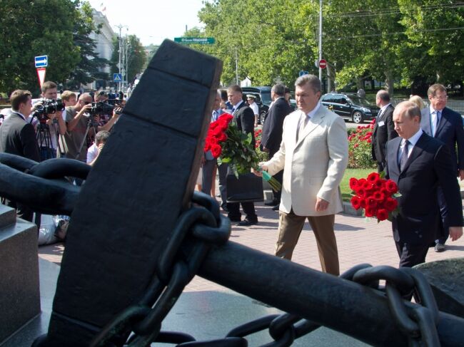 Янукович и Путин отпраздновали День ВМС и покинули Севастополь