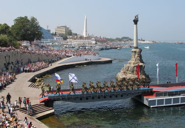 Янукович і Путін відсвяткували День ВМС і покинули Севастополь