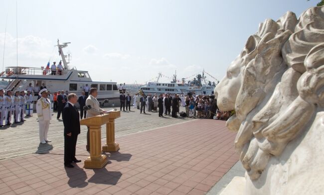 Янукович и Путин отпраздновали День ВМС и покинули Севастополь