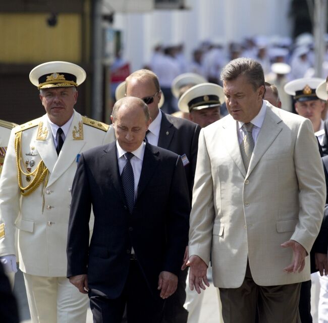 Янукович и Путин отпраздновали День ВМС и покинули Севастополь