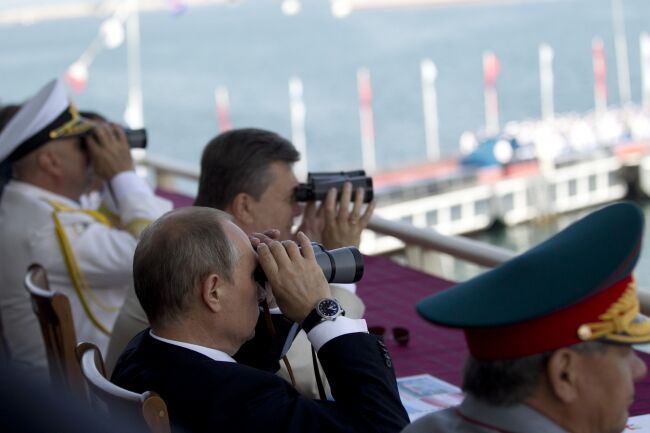 Янукович и Путин отпраздновали День ВМС и покинули Севастополь