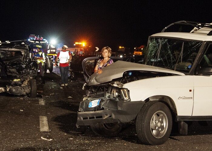 Пасажирський автобус зірвався з моста в Італії: 36 жертв