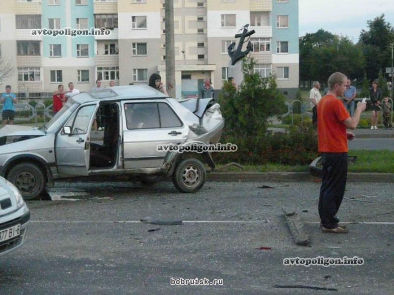 В Беларуси пьяный водитель ЗИЛа смял шесть авто на светофоре