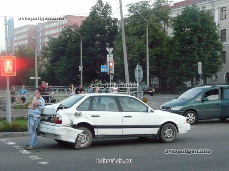 В Беларуси пьяный водитель ЗИЛа смял шесть авто на светофоре