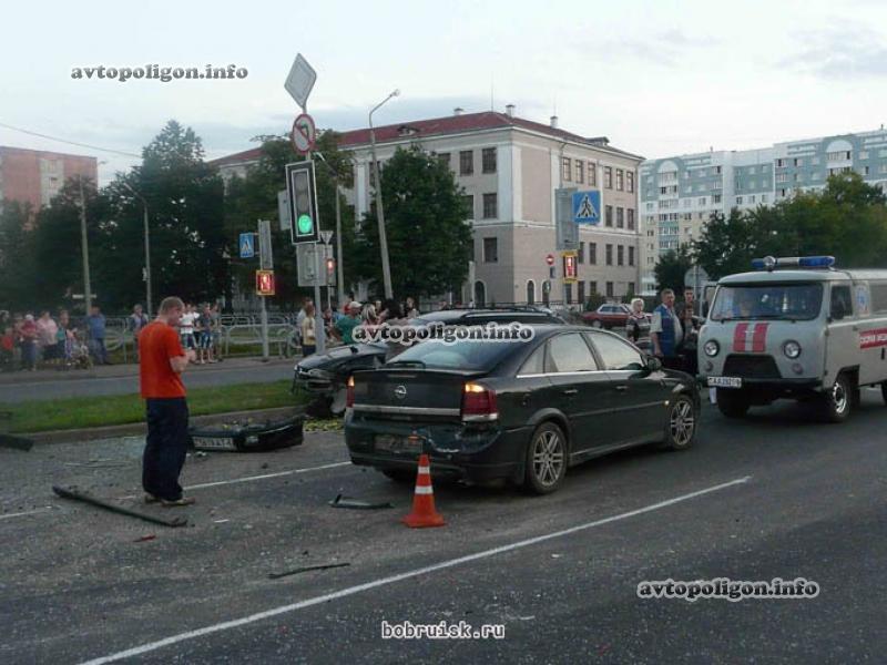 В Беларуси пьяный водитель ЗИЛа смял шесть авто на светофоре