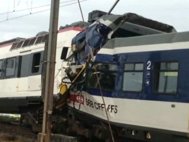 В Швейцарии в лобовую столкнулись два пассажирских поезда