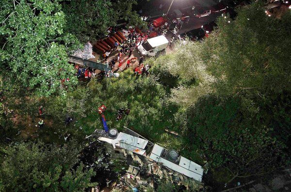 Пассажирский автобус сорвался с моста в Италии: 36 жертв