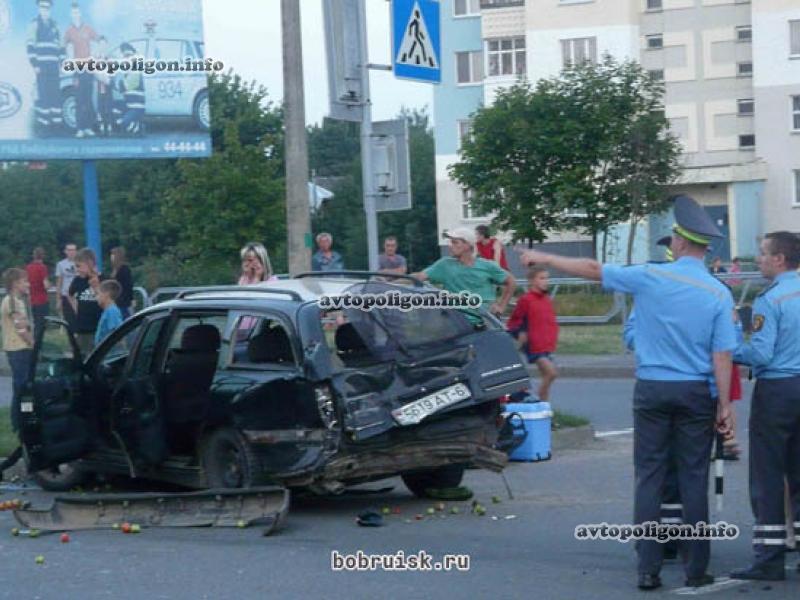 В Беларуси пьяный водитель ЗИЛа смял шесть авто на светофоре