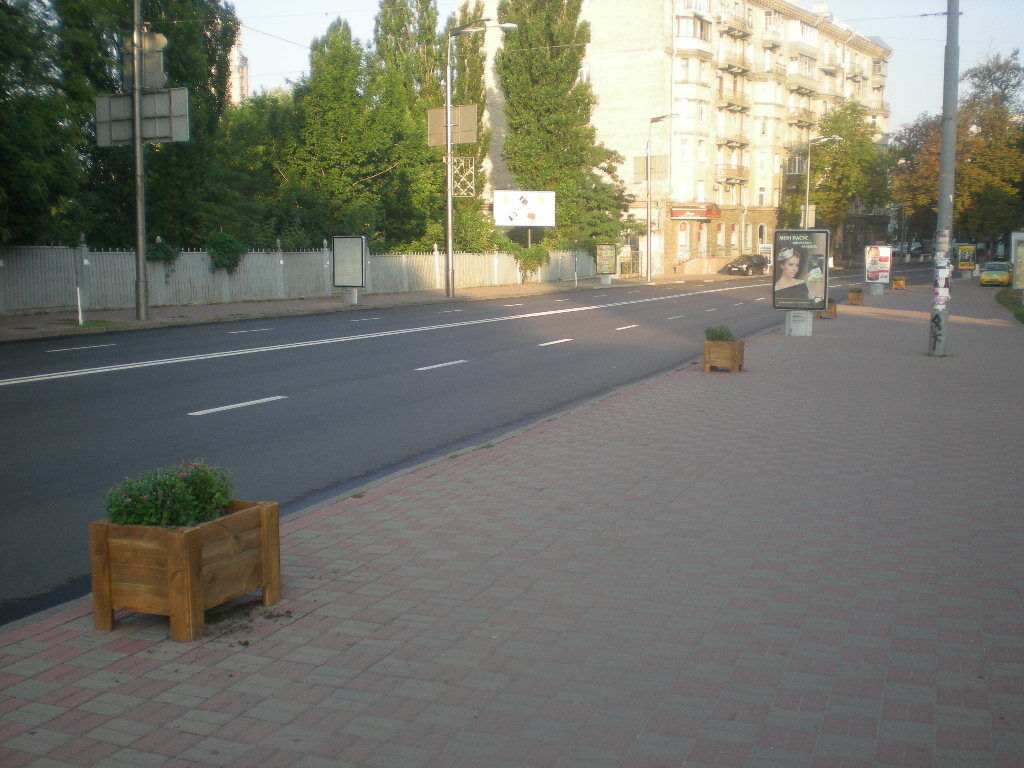 В центре Киева разграбили недавно установленные цветочные тумбы