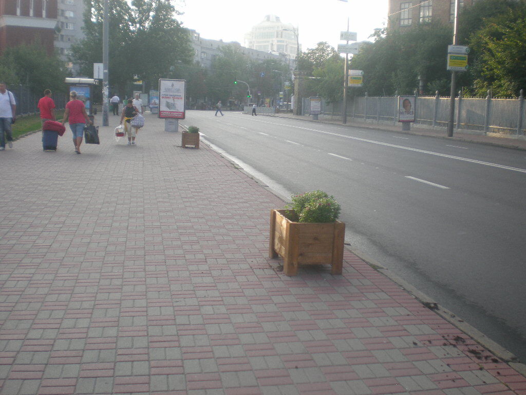 В центре Киева разграбили недавно установленные цветочные тумбы