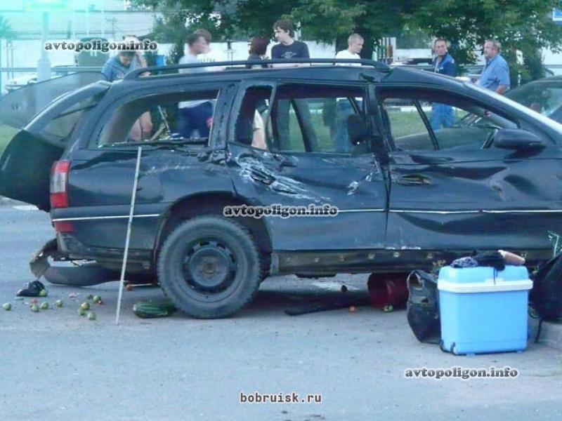 В Беларуси пьяный водитель ЗИЛа смял шесть авто на светофоре