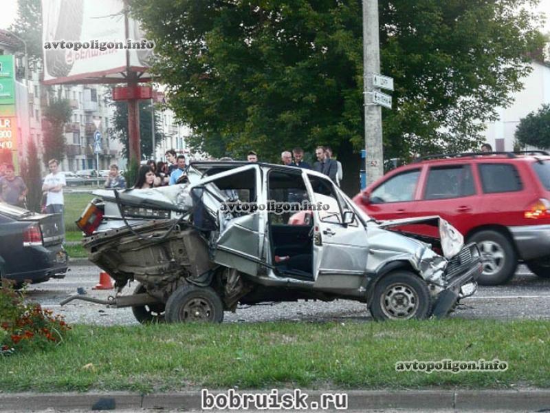 В Беларуси пьяный водитель ЗИЛа смял шесть авто на светофоре