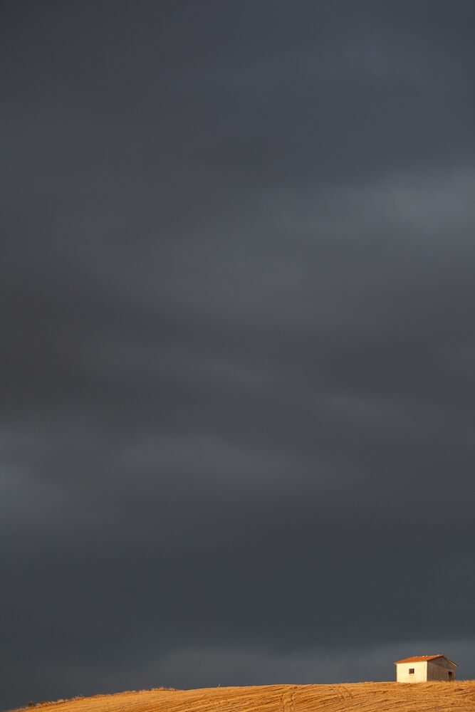 Одиночество: трогательная фотоистория маленького домика