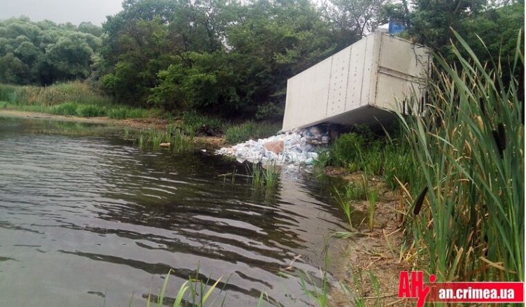 В Крыму грузовик с водой упал в озеро