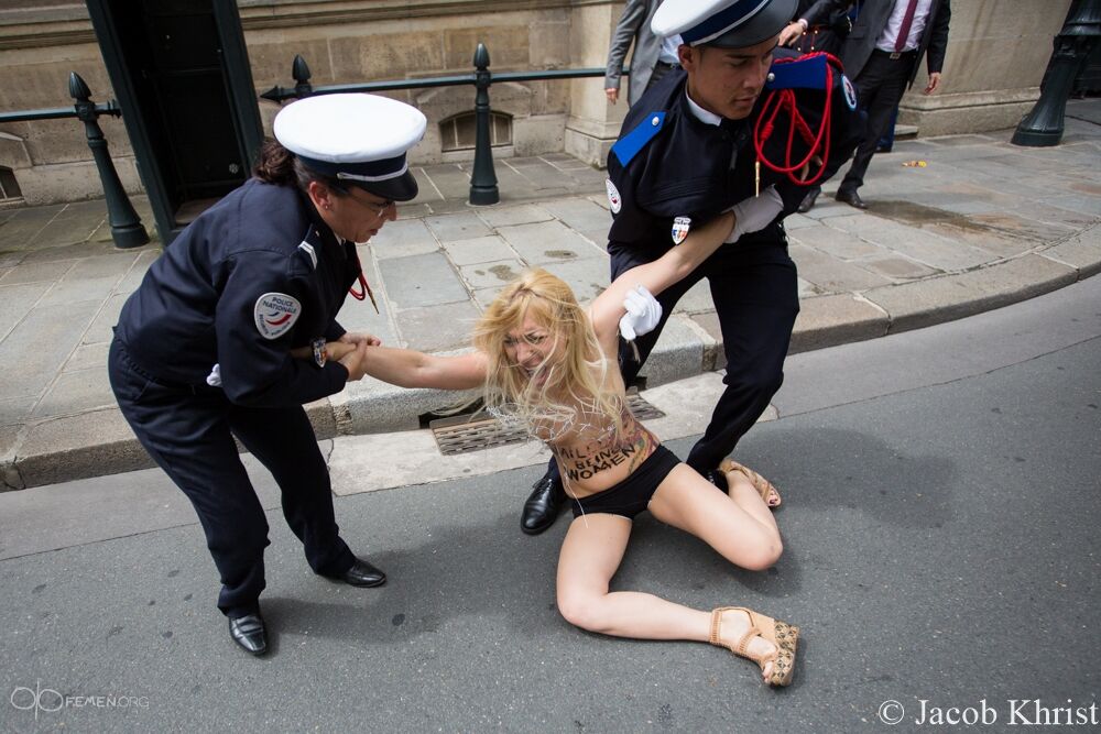 FEMEN прийшли до Олланда в бюстгальтерах з колючого дроту
