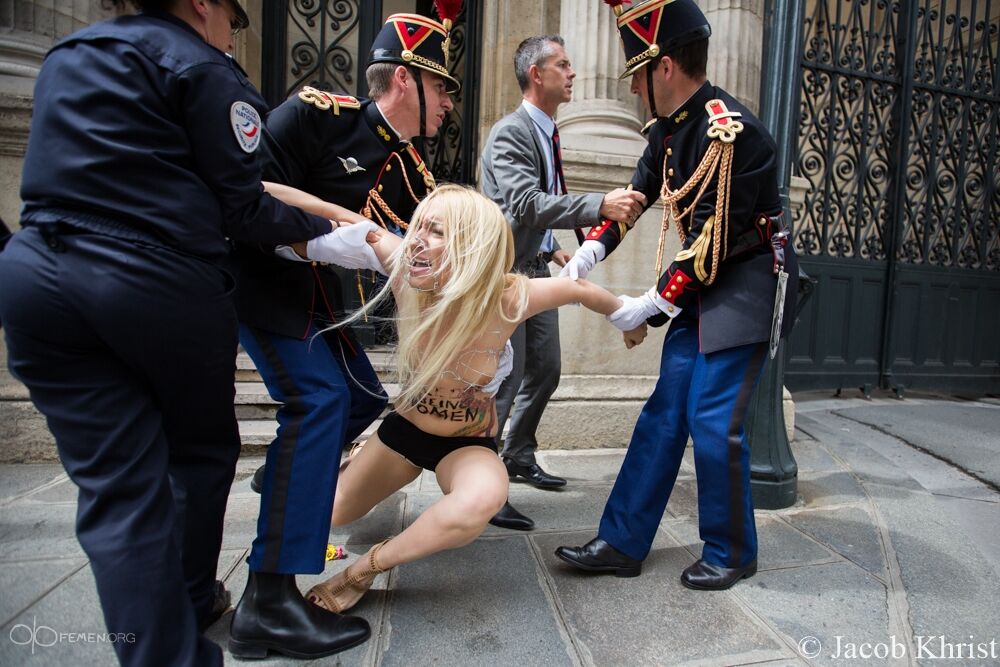 FEMEN прийшли до Олланда в бюстгальтерах з колючого дроту