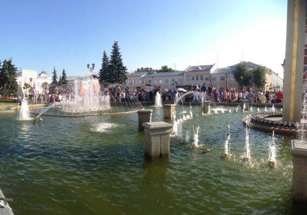 Сторонники и противники мэра Ярославля вышли на народный сход