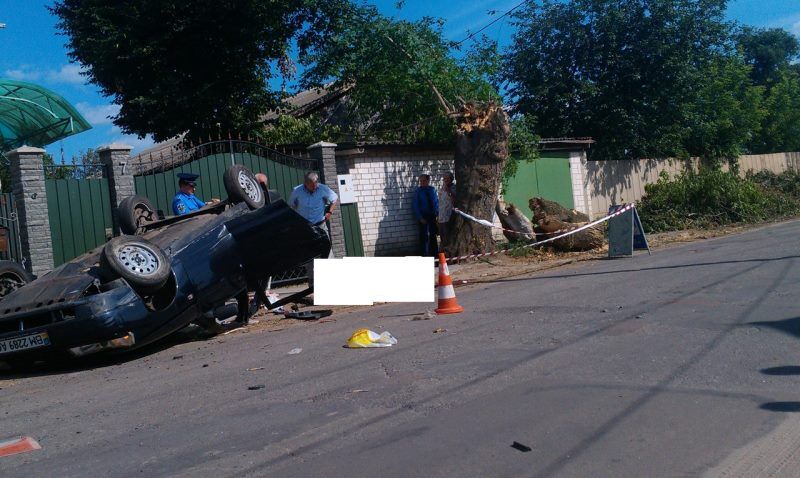 Смертельное ДТП в Сумах: водитель вылетел из окна, пассажир погиб