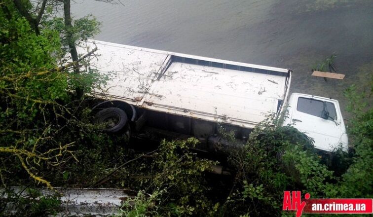 В Крыму грузовик с водой упал в озеро
