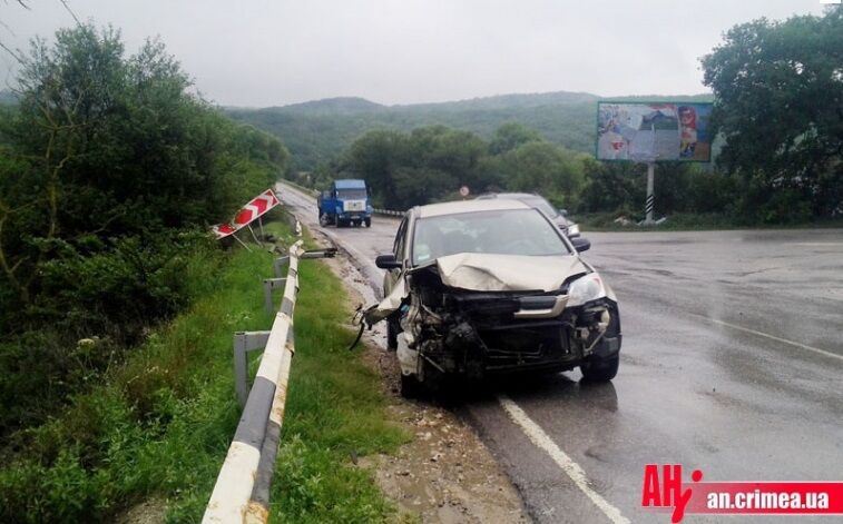 В Крыму грузовик с водой упал в озеро