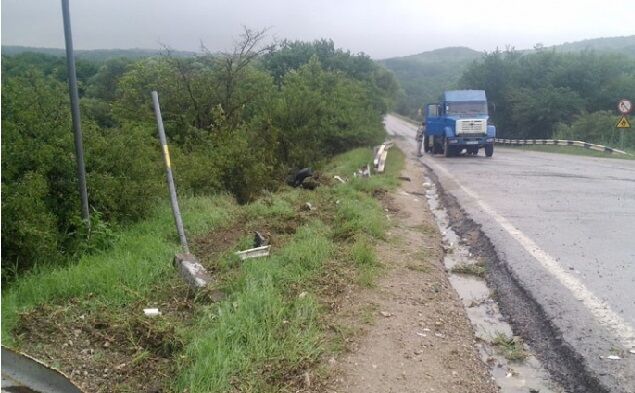 В Крыму грузовик с водой упал в озеро