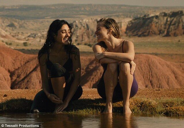 Сиенна Миллер с подругой купается в озере в нижнем белье