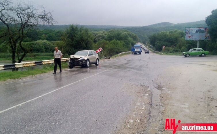 В Крыму грузовик с водой упал в озеро