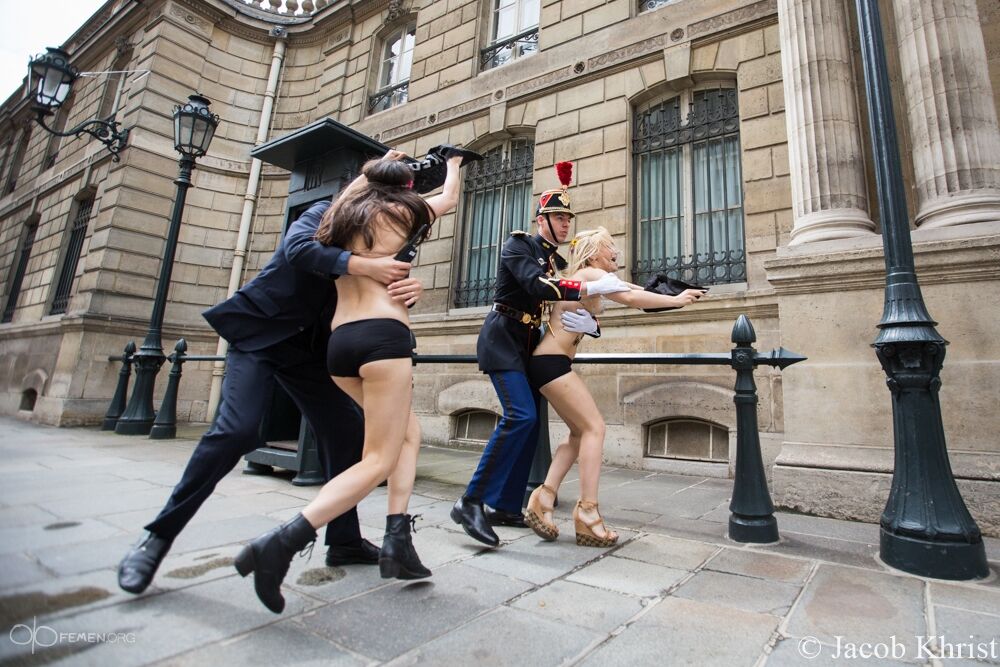 FEMEN пришли к Олланду в бюстгальтерах из колючей проволоки
