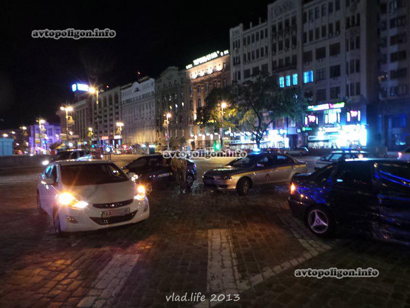 На Европейской площади в Киеве на клумбу приземлился автомобиль