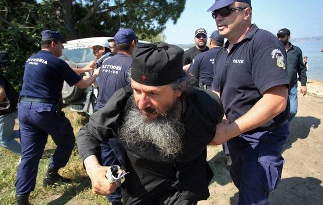 В Греции монахи встретили судебных приставов "коктейлями Молотова"