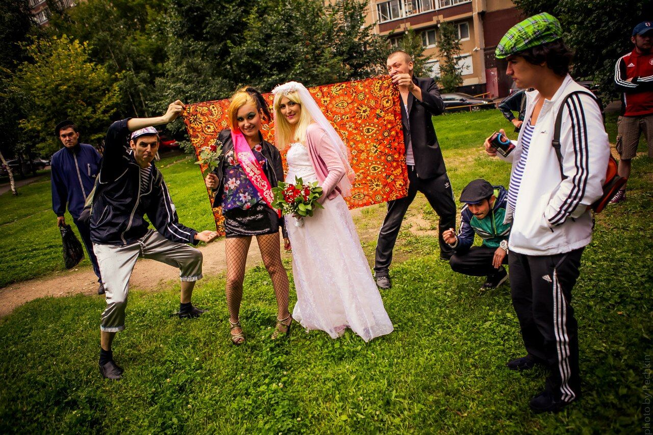 Росіяни влаштували гоп-весілля і фотографувалися на тлі килима