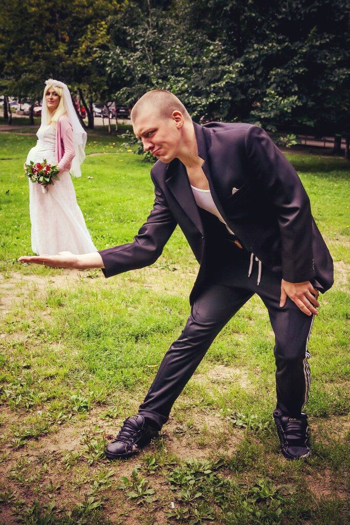 Россияне устроили гоп-свадьбу и фотографировались на фоне ковра