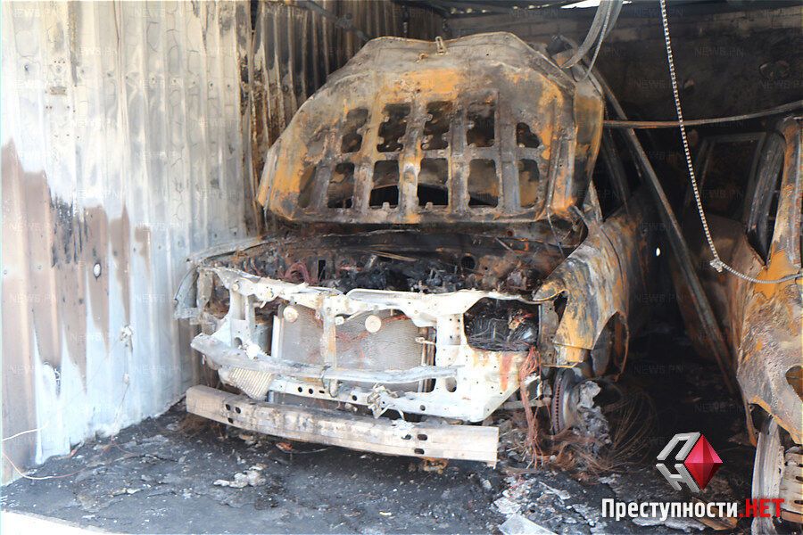 У Миколаєві згоріли елітні авто екс-глави УБОЗу