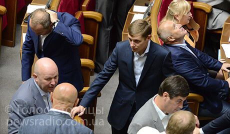 У Раді на Шуфрича щось посипалося зі стелі