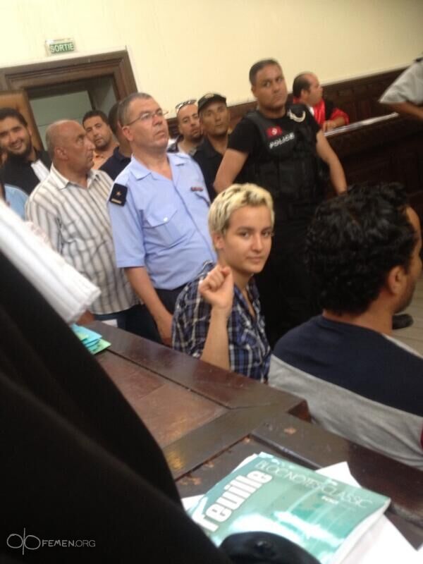 У Тунісі активістка FEMEN роздяглася в суді