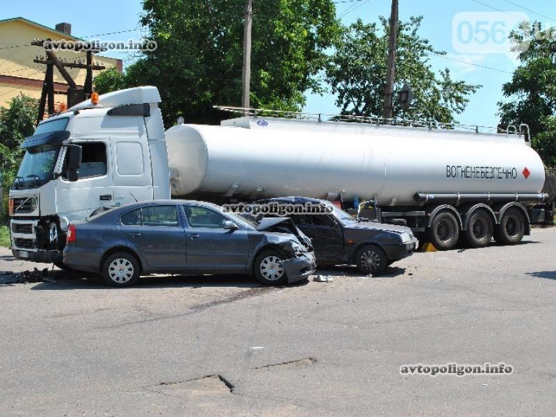В Кривом Роге бензовоз протаранил две легковушки