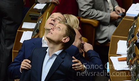 У Раді на Шуфрича щось посипалося зі стелі