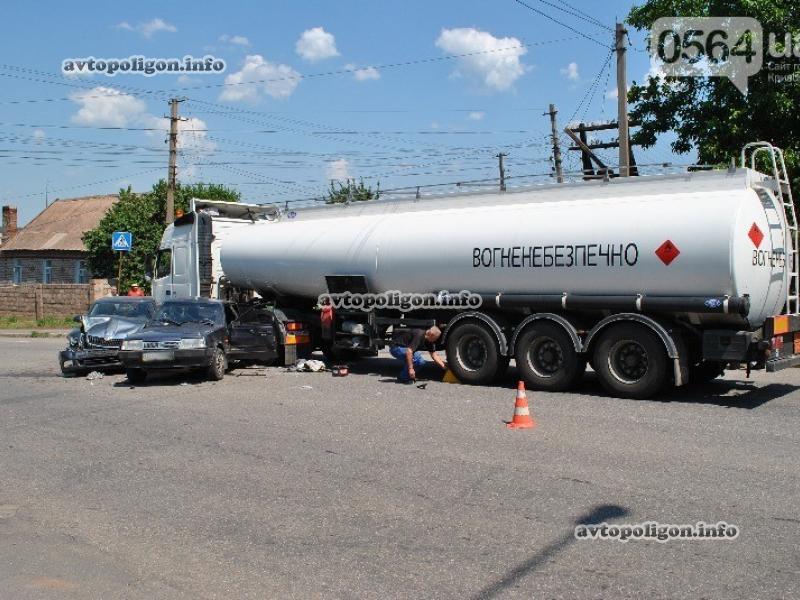 В Кривом Роге бензовоз протаранил две легковушки