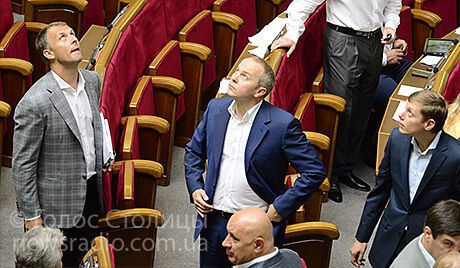 У Раді на Шуфрича щось посипалося зі стелі