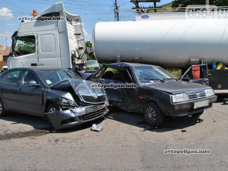 В Кривом Роге бензовоз протаранил две легковушки