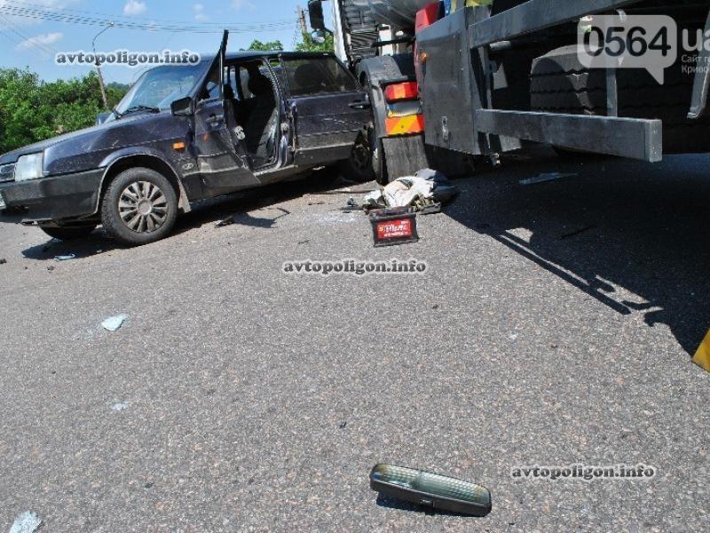 В Кривом Роге бензовоз протаранил две легковушки