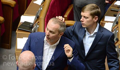 У Раді на Шуфрича щось посипалося зі стелі