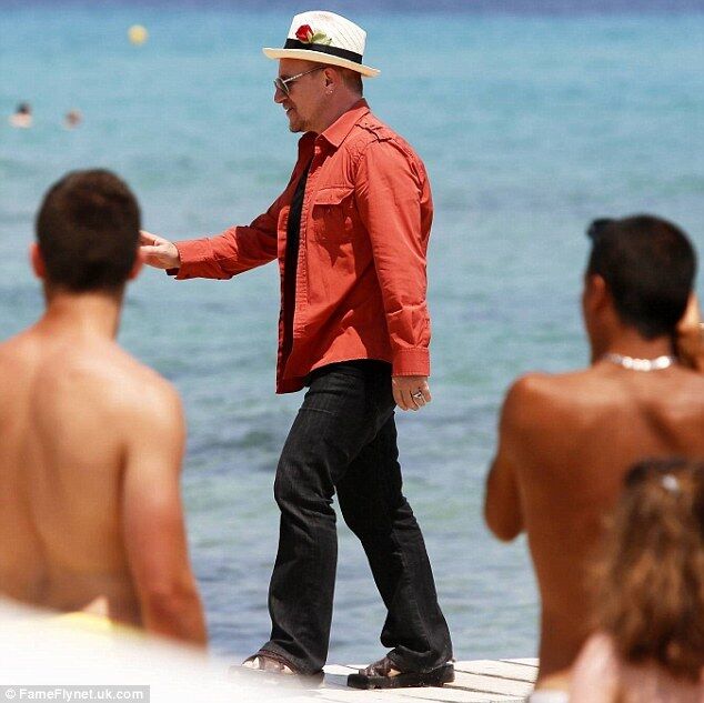 Жена вытащила фронтмена U2 на французскую Ривьеру 